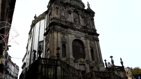 Toma-Inclinada-Hacia-Arriba-De-La-Silueta-De-La-Iglesia-De-Los-Clérigos,-Oporto,-Portugal.