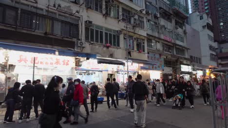 Mercado-Nocturno-De-Temple-Street-Lleno-De-Gente-Caminando-En-Hong-Kong