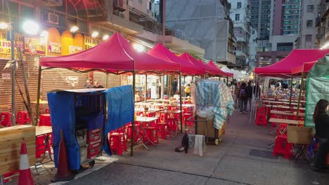 Puesto-En-El-Mercado-áreas-Para-Comer-Bajo-Un-Dosel-Rojo-En-Los-Mercados-Callejeros-Del-Templo-Por-La-Noche-En-Hong-Kong