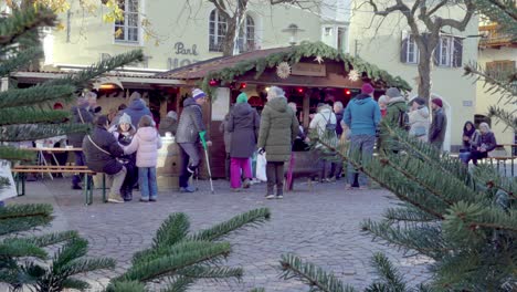 A-Christmas-market-scene-in-Klausen---Chiusa,-South-tyrol,-Italy