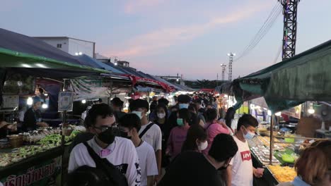Menschenmenge-Mit-Masken-Auf-Dem-Streetfood-Nachtmarkt-Bei-Sonnenuntergang-In-Rayong,-Thailand