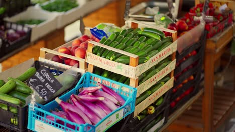 Mercado-De-Productos-Frescos-Con-Frutas-Y-Verduras-Locales,-Un-Hombre-Vendiendo-Productos-A-Una-Mujer-Cerca-De-Un-Canal-Por-La-Mañana