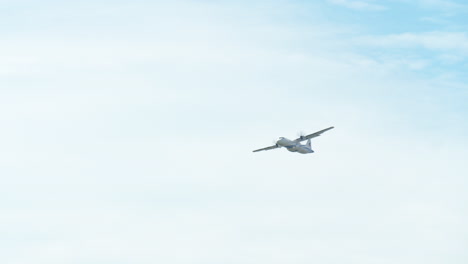 Aufsteigendes-Flugzeug-Nach-Einem-Erfolgreichen-Start-Tagsüber,-Dünn-Mit-Weißen-Wolken-Und-Blauem-Himmel,-Turboprop-Flugzeug,-Thailand