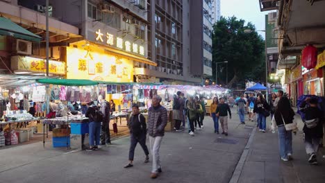 Menschen,-Die-Abends-In-Hongkong-An-Straßenmarktverkäufern-Im-Tempel-Vorbeigehen