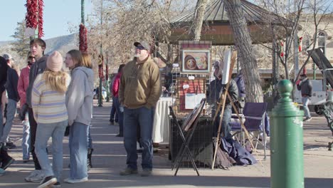 Touristen-Kaufen-Bei-Straßenhändlern-In-Der-Innenstadt-Von-Santa-Fe,-New-Mexico-Plaza-Mit-Stabilem-Video-Ein