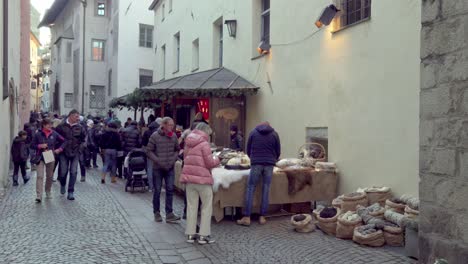 Una-Escena-Tradicional-Del-Mercado-De-Navidad-En-El-Mercado-Anual-De-Adviento-Del-Callejón-En-Klausen,-Chiusa,-Tirol-Del-Sur,-Italia