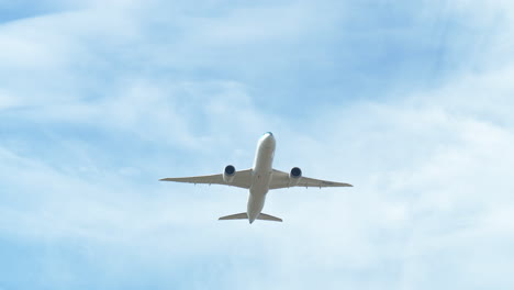 Líneas-Aéreas-Polacas-Volando-Sobre-El-Aeropuerto-De-Suvarnabhumi,-Situado-En-Las-Afueras-De-Bangkok,-Tailandia