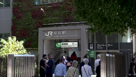Westausgang-Des-Bahnhofs-Jr.-Harajuku-Mit-Touristen,-Die-An-Den-Toren-Vorbeigehen