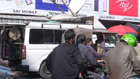 Foto-De-Gente-Yendo-A-Su-Trabajo-A-Través-De-La-Abarrotada-Calle-Saddar-Bazar-Durante-La-Tarde-De-Invierno-En-Karachi,-Pakistán.