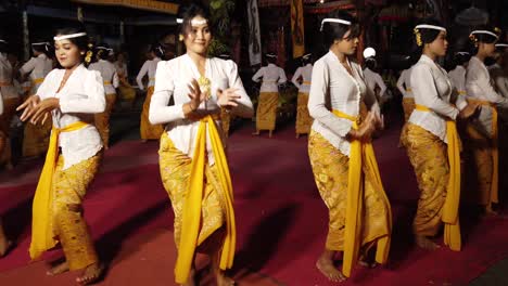Indonesian-balinese-dance,-woman-in-traditional-clothing-dancing-for-a-religious-celebration-on-the-island-of-Gods