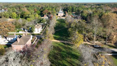 Wide-view-of-Williamsburg,-Virginia-Governor's-Palace-and-surrounded-colonial-village