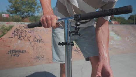 Stunt-Scooter-Athlet-Befestigt-Action-Kamera-An-Der-Kunststoffhalterung-Des-Lenkers