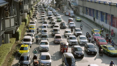 Städtische-Hauptverkehrszeit-In-Bangkok,-Rasantes-Stadtleben-Mit-Staus-Und-Schnellen-Pendlern