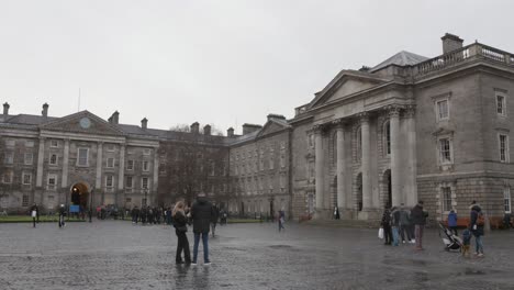 Filmaufnahme-Des-Campus-Des-Trinity-College-Mit-Schülern-Und-Eltern-An-Einem-Winterabend-In-Dublin,-Irland