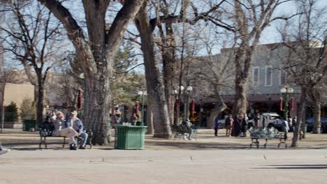Tourists-shopping-from-street-vendors-in-downtown-Santa-Fe,-New-Mexico-plaza-with-video-panning-left-to-right