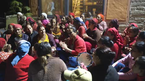 Eine-Nepalesische-Frau-Sitzt-Im-Kreis-Und-Klatscht-Und-Singt