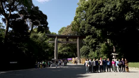 Grupo-De-Turistas-Tomándose-Una-Foto-Frente-A-Meiji-Jingu-Nino-Torii