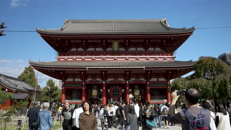 Crowds-Of-Tourists-Taking-Photos-And-Walking-Towards-Hōzōmon-Gate-Leading-To-Asakusa-temple-complex