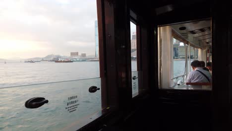 POV-Blick-Aus-Dem-Fenster-Der-Star-Ferry,-Die-Den-Hafen-Von-Victoria-überquert