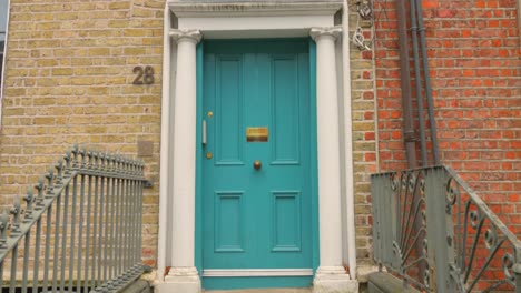 Typischer-Eingang-Eines-Wohnhauses-In-Dublin,-Irland