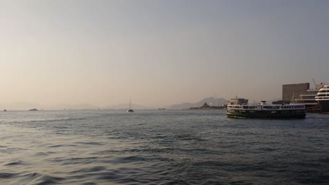 Filmaufnahme-Eines-Schiffes,-Das-Am-Abend-In-Hongkong-Vom-Hafen-Von-Victoria-Aus-Auf-Dem-Meer-Segelt