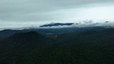 Zeitraffer-Des-Tancitaro-Gipfels-In-Michoacan,-Mexiko-An-Einem-Nebligen-Tag