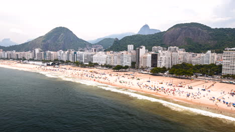 Breiter-Hyperlapse-Luftblick-über-Den-Touristischen-Copacabana-Strand-In-Rio-De-Janeiro