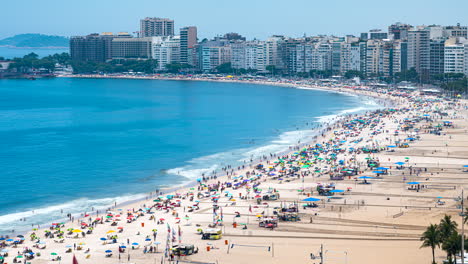 Strandbesucher-Am-Sommertag-Am-Strand-Von-Copacabana,-Rio,-Brasilien