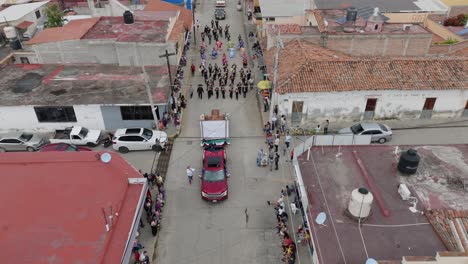 Toma-Aérea-De-Pájaro-Del-Festival-De-Mariachi-En-La-Calle-De-Tecalitlán,-Jalisco,-México
