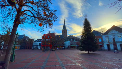 Zentraler-Platz-Mit-Weihnachtsbaum-Und-Dekoration-Im-Deutschen-Dorf-Straelen