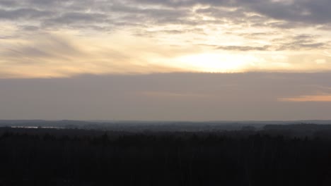 Zeitraffer-Des-Sonnenuntergangs-An-Einem-Kalten-Wintertag-Auf-Der-Döberitzer-Heide-In-Brandenburg,-Deutschland