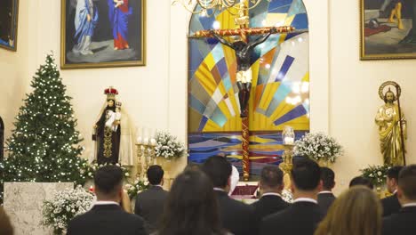 Hochzeitszeremonie-In-Einer-Wunderschönen-Katholischen-Kirche,-Junges-Lateinamerikanisches-Paar-Steht-Am-Altar