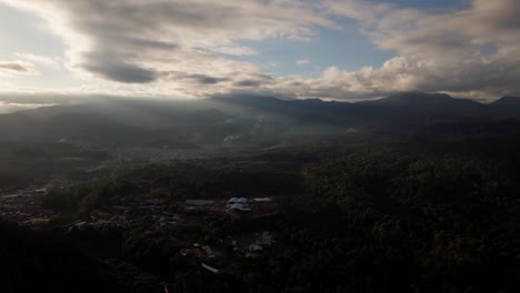 Drohnenaufnahme-Von-Nuevo-San-Juan-Parangaricutiro-In-Michoacan-Bei-Sonnenuntergang