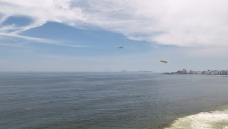 Drohne-über-Dem-Copacabana-Strand-In-Rio-De-Janeiro-Mit-Flugzeug,-Das-Werbebanner-Zieht
