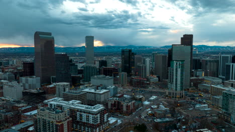 Dämmerungs-Hyperlapse-Aus-Der-Luft-Mit-Blick-Auf-Die-Skyline-Und-Die-Wolkenlandschaft-In-Denver,-Colorado