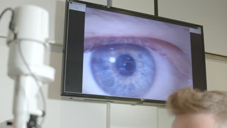 Der-Augenuntersuchungsraum-Sieht-Aus-Wie-Ein-Bildschirm-An-Der-Wand-In-Der-Augenarztpraxis