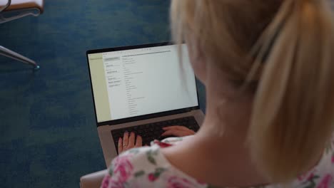Frau-Benutzt-Laptop-In-Der-Flughafenlounge,-Arbeitet-Und-Surft-Vor-Ihrem-Flug-Im-Internet