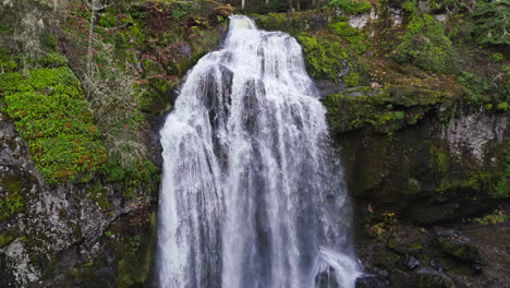 Wunderschöne,-Entspannende-Wasserfall-4K-Drohnenaufnahmen-Im-Pazifischen-Nordwestamerika-Wald