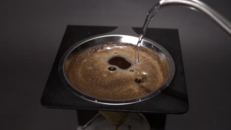 In-Superzeitlupe-Wasser-In-Eine-Kaffeemaschine-Gießen