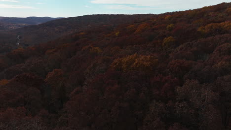 Follaje-De-Colores-Otoñales-Sobre-Bosques-En-Lee-Creek,-Arkansas,-Estados-Unidos