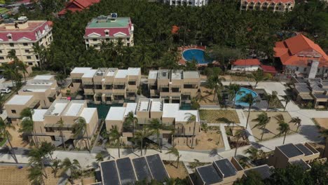 Luftaufnahme-Von-Resorts-In-Mui-Ne,-Vietnam-Im-Goldenen-Morgenlicht-Mit-Schwimmbädern,-Strand,-Gebäuden-Und-Gärten
