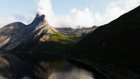 Steiler-Berg-Von-Stetinden-Im-Herbst-In-Narvik,-Kreis-Nordland,-Norwegen