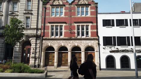 Ein-Hübsches-Rotes-Backsteingebäude-In-Der-Wind-Street,-Swansea