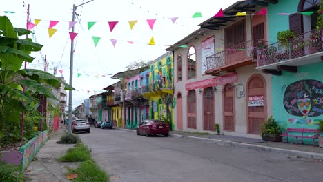 Panama-Stadt,-Panama---3.-Dezember-2023:-Eine-Straße-Mit-Bunten-Alten-Gebäuden