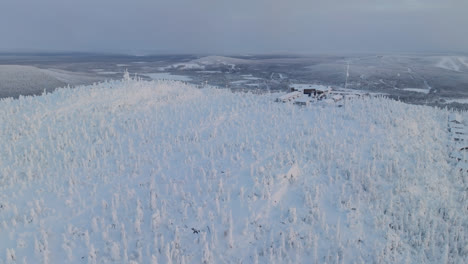 Panoramic-drone-shot-overlooking-the-Iso-Syote-fell,-moody-evening-in-Finland