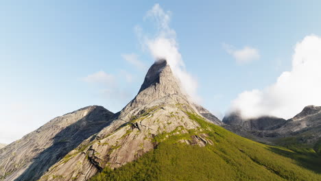 Vista-Pintoresca-De-Stetind,-La-Montaña-Nacional-De-Noruega-Durante-El-Otoño