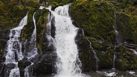 4K-Video-Nahaufnahme-Eines-Friedlichen-Wasserfalls-In-Einem-Wald