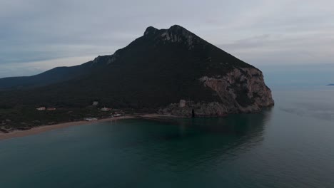 Italienische-Küste-In-Der-Nähe-Von-Rom,-Sabaudia,-Circeo-Aufstieg,-Abwärtskippen-Des-Monte-Circeo