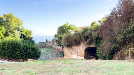 Ruinas-Históricas-Con-Vegetación-En-Un-Paisaje-Sereno-En-Sant&#39;elmo,-Nápoles