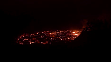 Leuchtend-Roter-Lavaausbruch,-Frisches-Vulkangestein-In-Der-Nacht,-Kilauea,-Große-Insel,-Hawaii,-USA